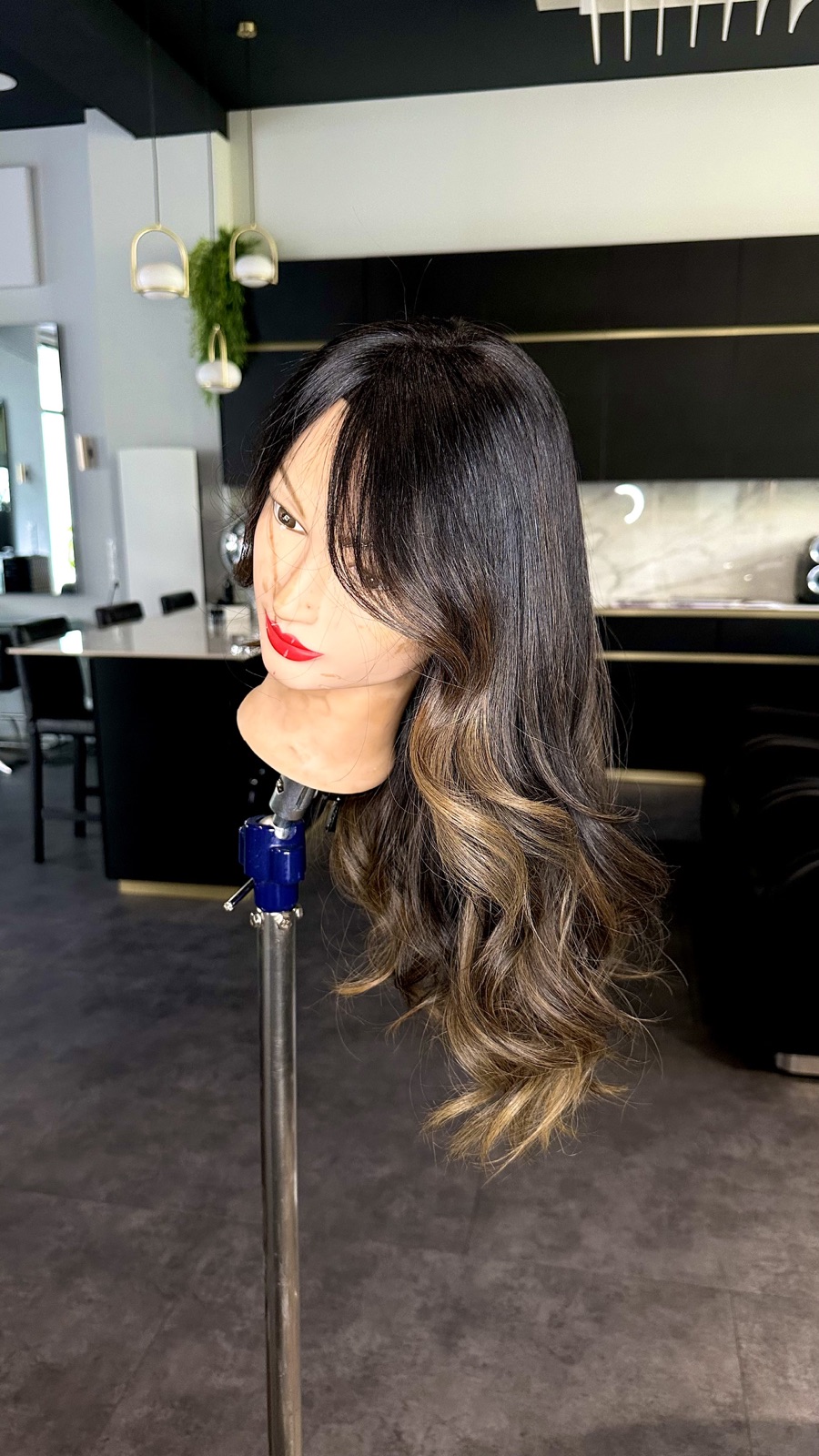 Perruque brune coiffée en wavy chez Tommy et Co Strasbourg