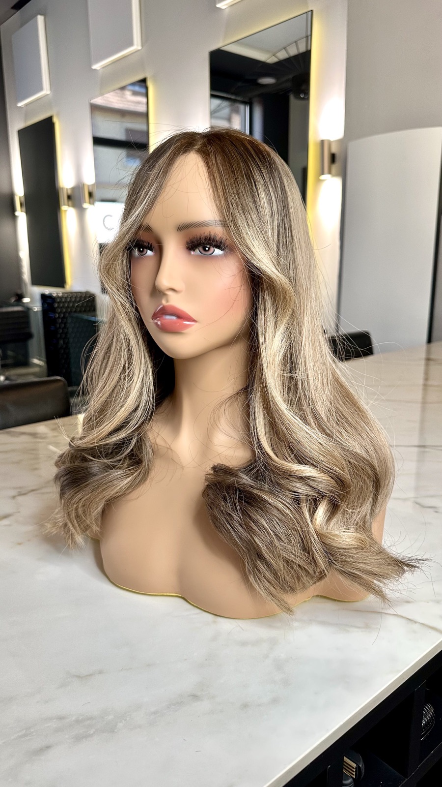Balayage blond lumineux sur une perruque en cheveux naturels