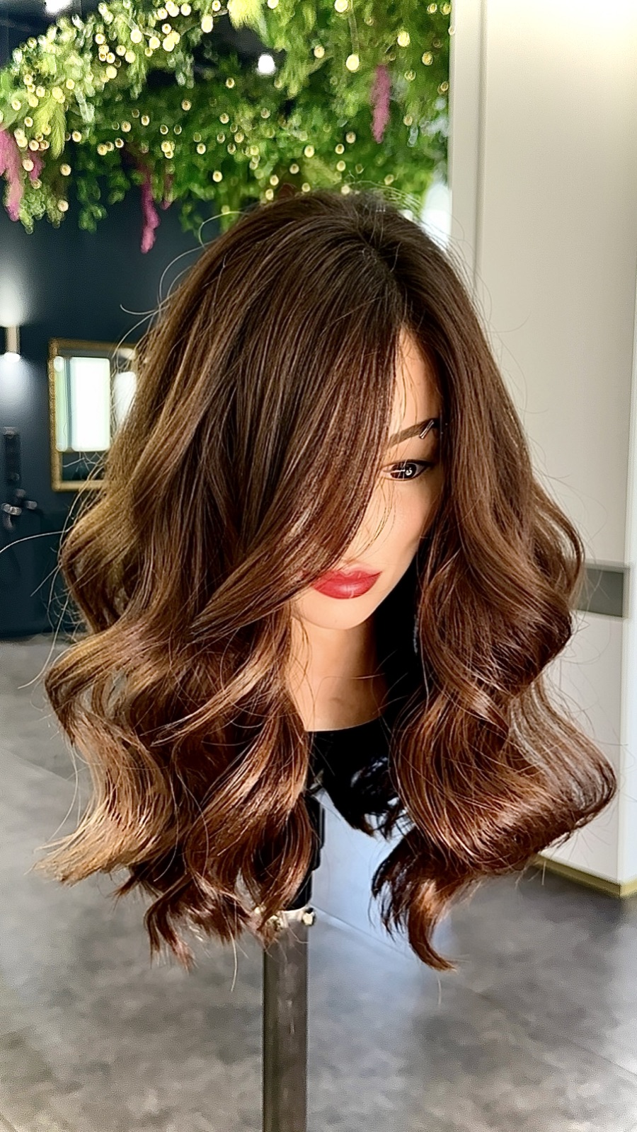 Perruque brune avec coiffage wavy souple à Strasbourg