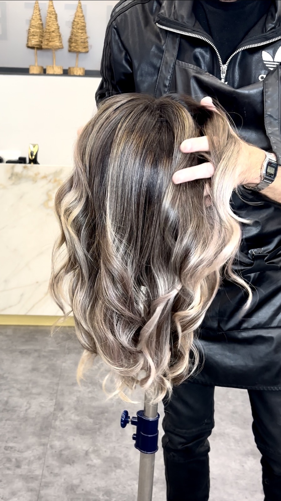 Balayage froid très fondu sur une perruque naturelle