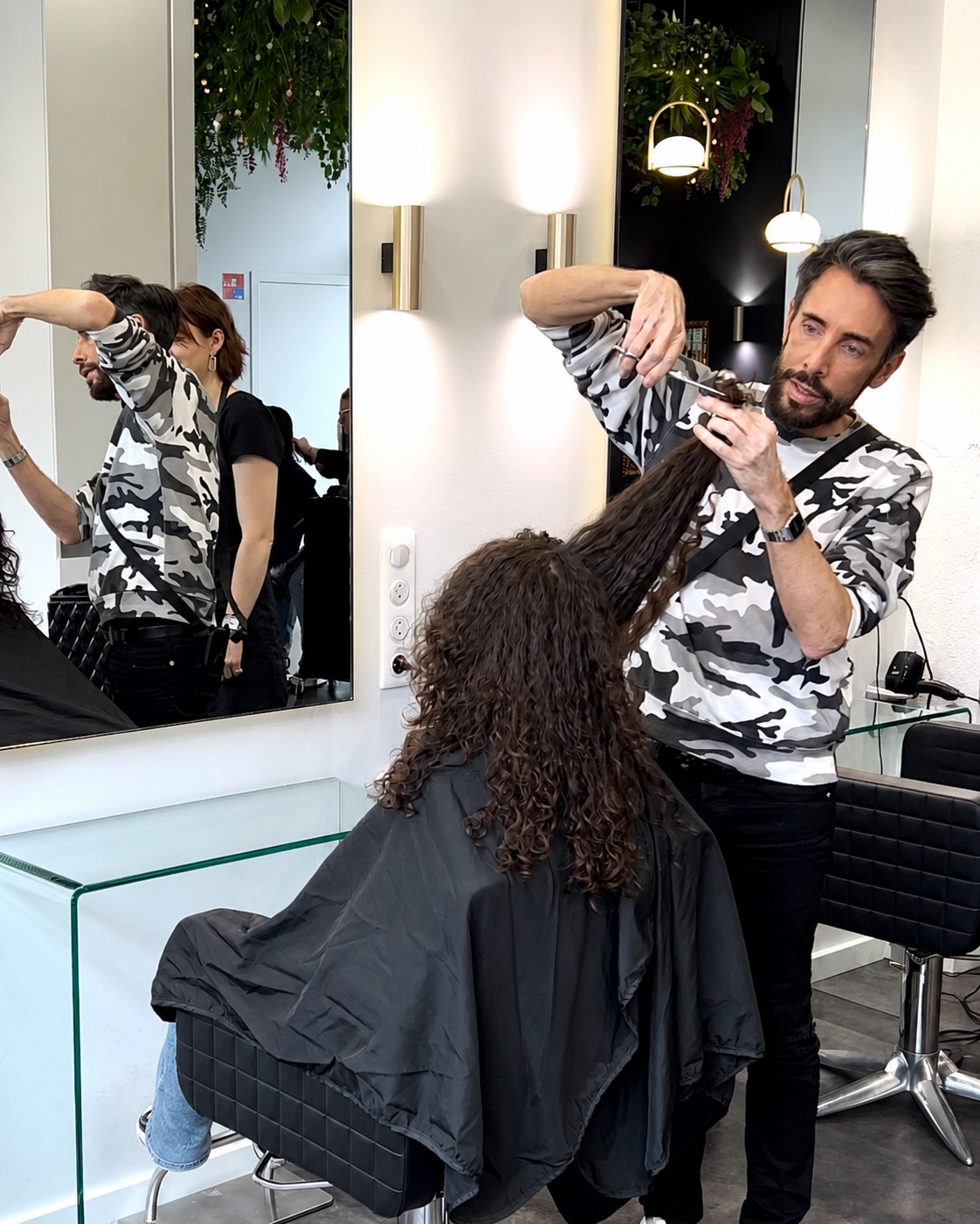 Tommy réalise une coupe à sec sur cheveux bouclés à Strasbourg