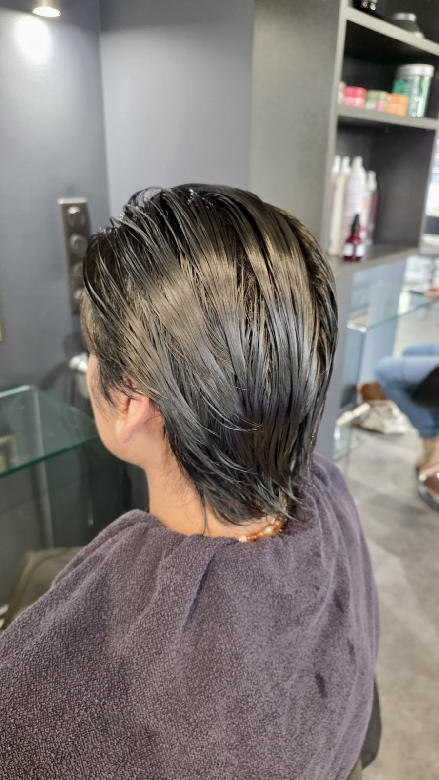 Avant une permanente homme à Strasbourg : cheveux raides et mouillés avant le diagnostic chez Tommy & Co