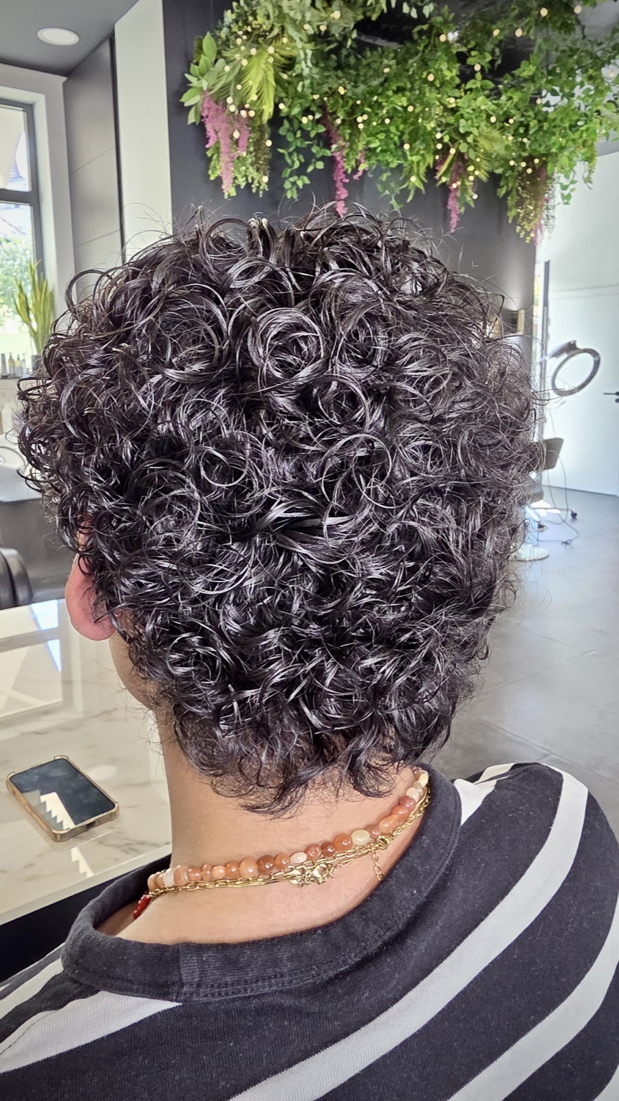 Après une permanente homme à Strasbourg : résultat avec des boucles définies et naturelles