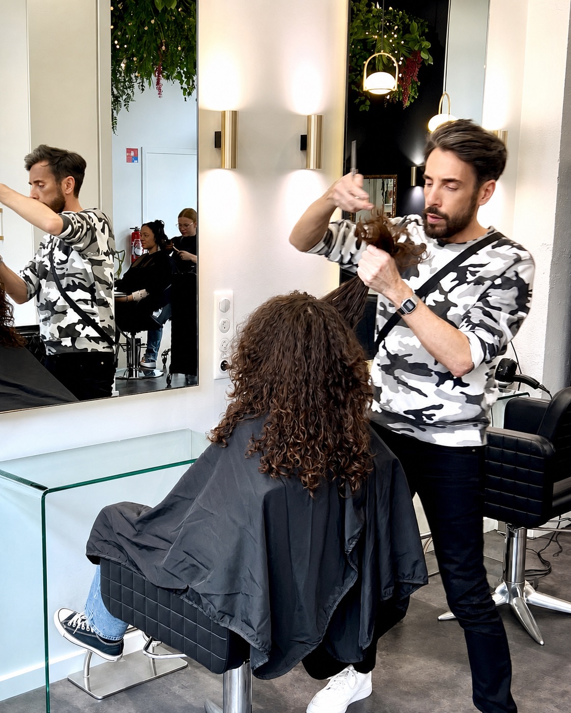 Travail des longueurs pendant une Coupe Curly chez Tommy & Co à Strasbourg