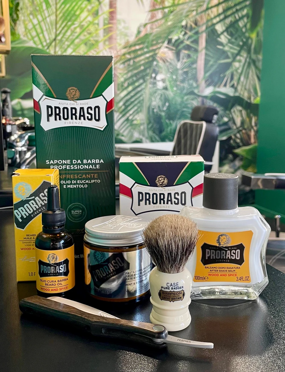 Produits Proraso, blaireau et rasoir présentés dans l’espace barbier du salon