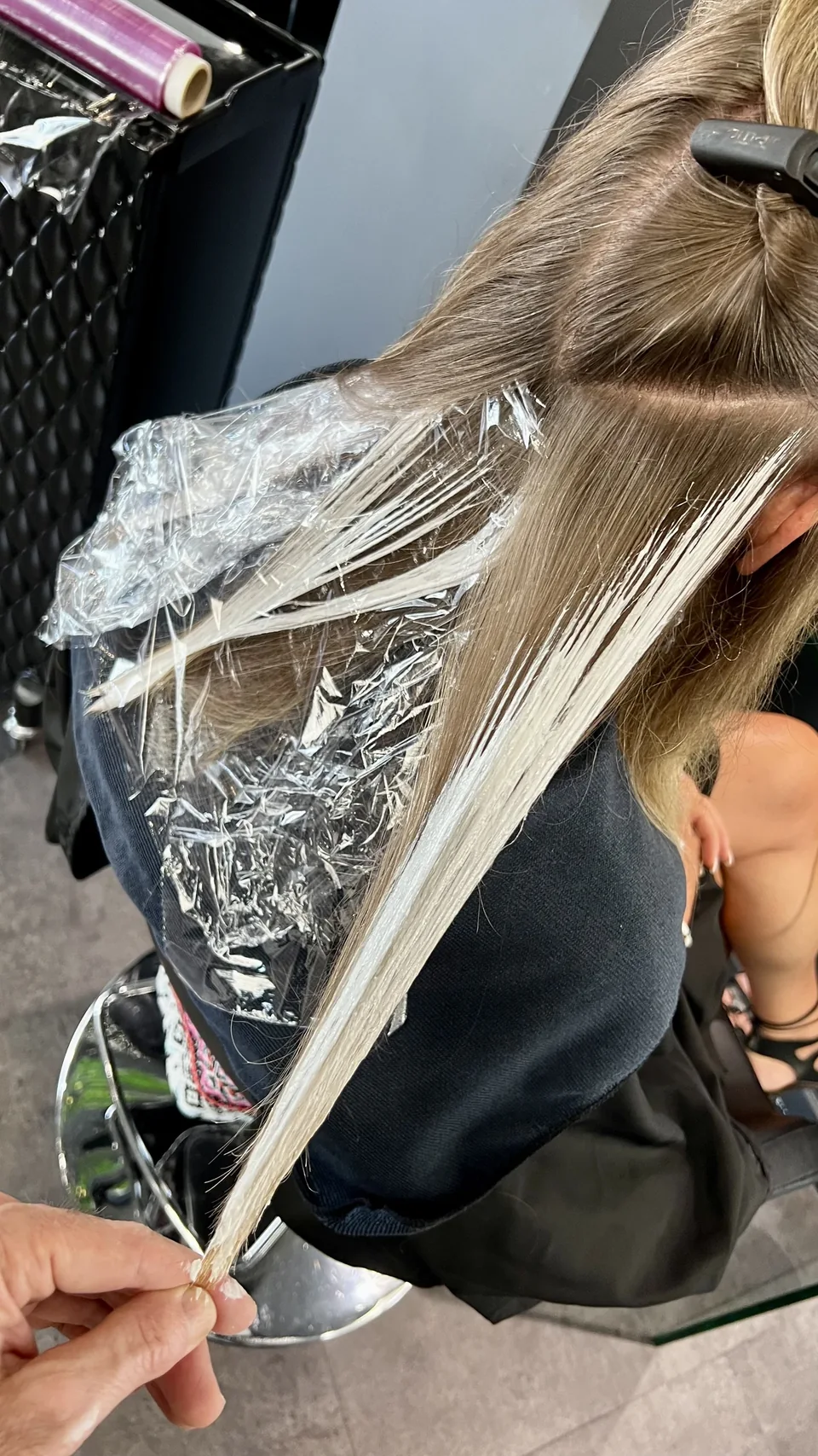 Vue de côté d’une mèche travaillée en painting pour un balayage californien.